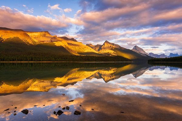 Bishop, Russ 아티스트의 Evening light on Maligne Lake and Sampson Peak-Jasper National Park-Alberta-Canada작품입니다.